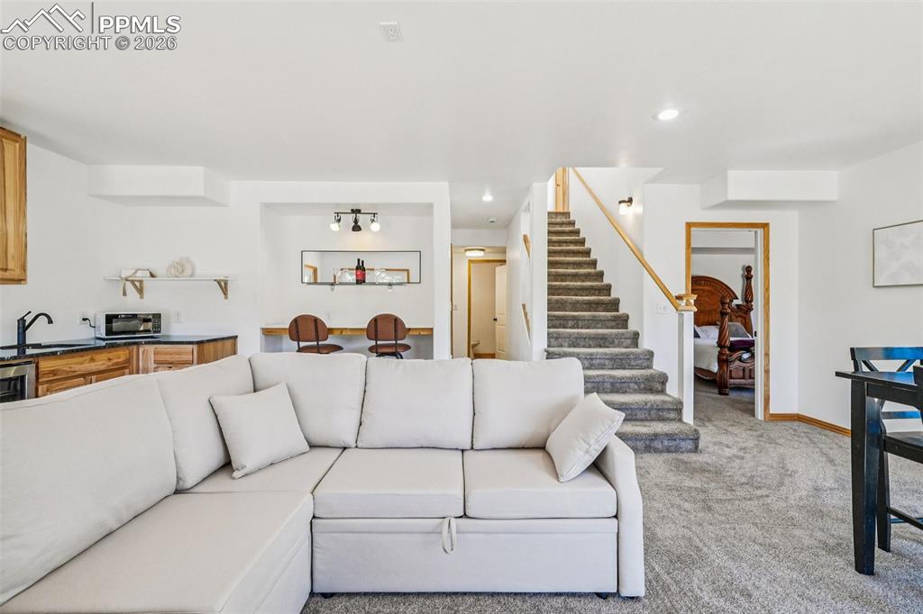 Image 33 of 50: Living Room