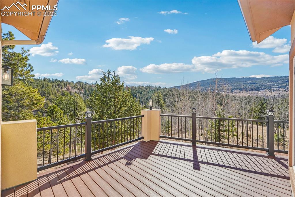 Image 40 of 50: Deck