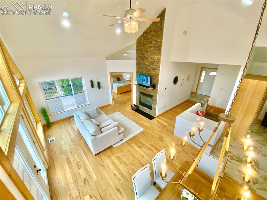 Image 5 of 50: Living Room