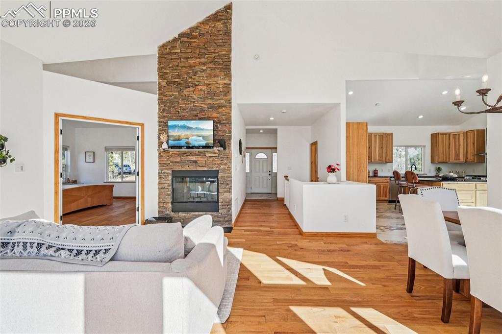 Image 6 of 50: Living Room