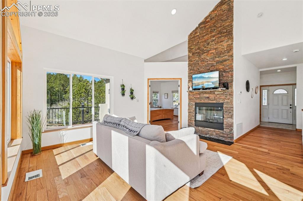 Image 7 of 50: Living Room