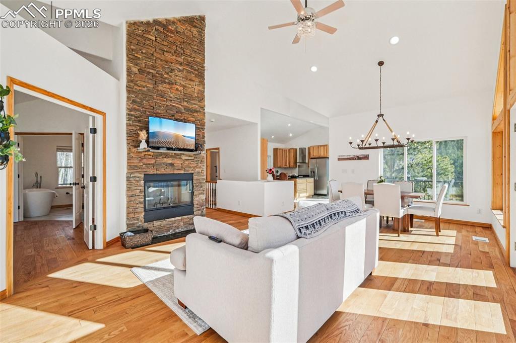 Image 8 of 50: Living Room