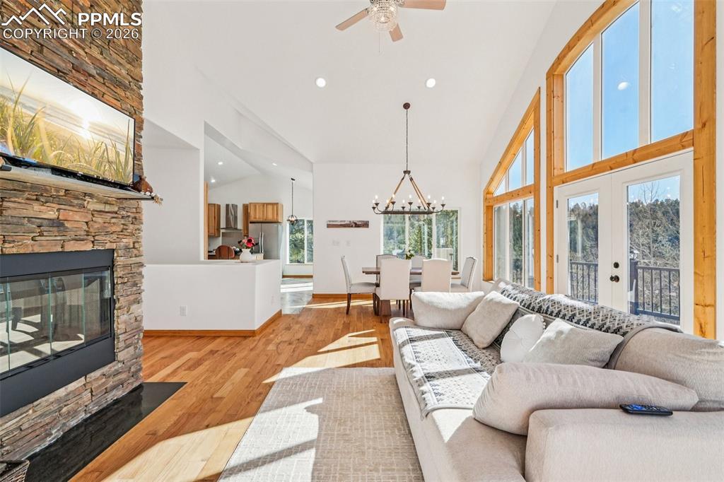 Image 9 of 50: Living Room