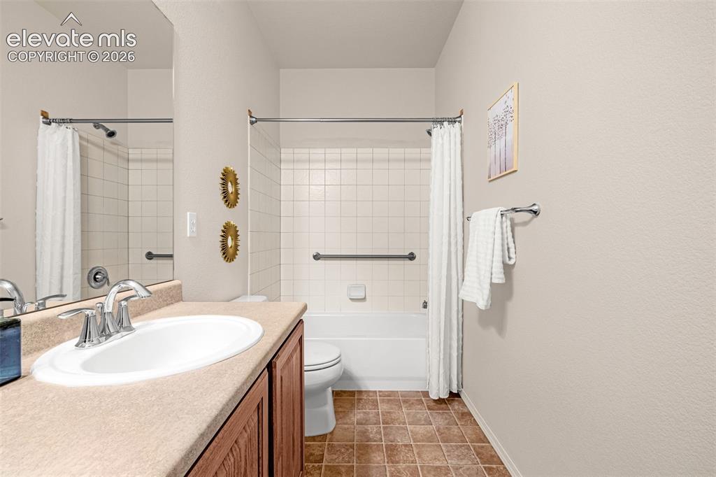 Image 10 of 50: Bathroom