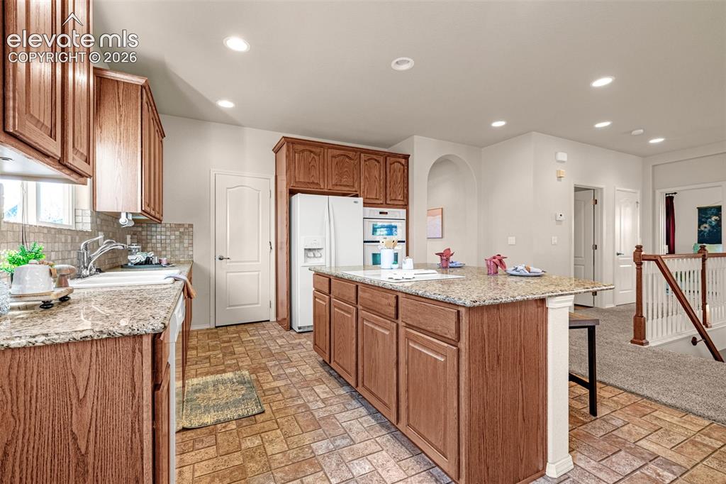 Image 14 of 50: Kitchen