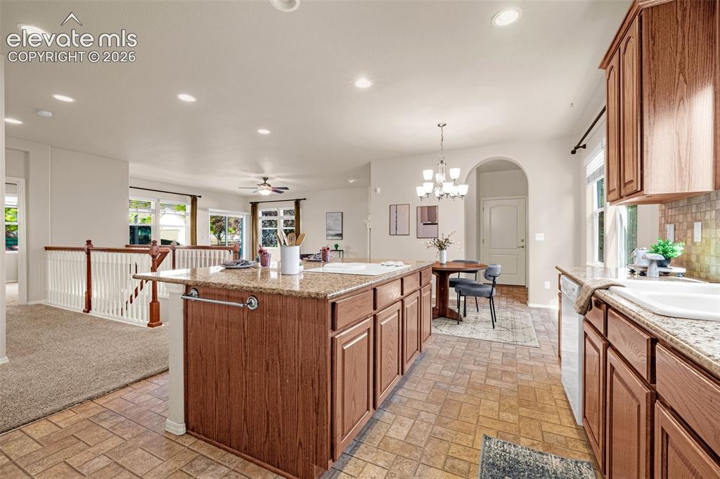 Image 15 of 50: Kitchen