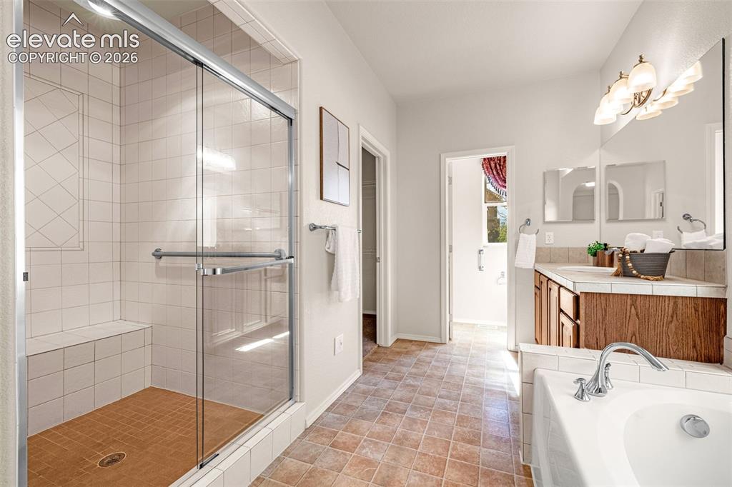 Image 19 of 50: Bathroom