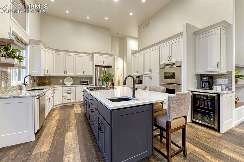 Image 10 of 47: Kitchen