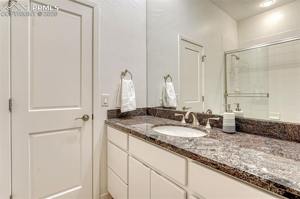 Image 21 of 47: Bathroom