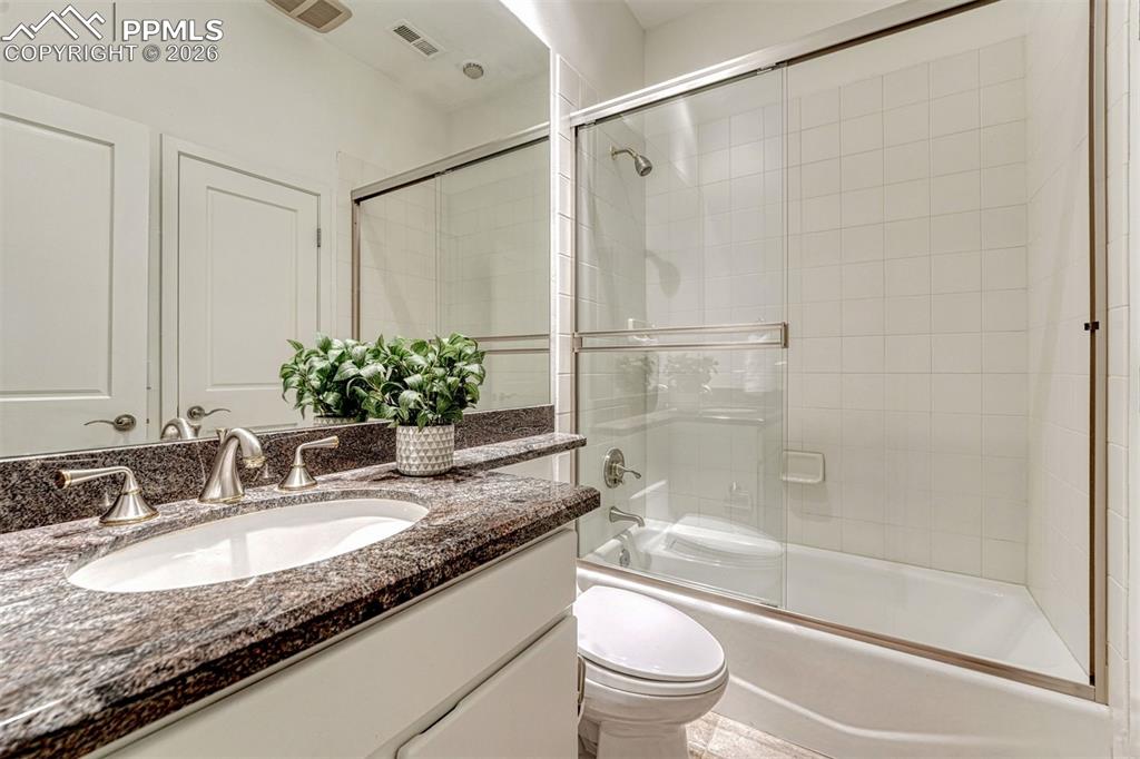 Image 31 of 47: Bathroom