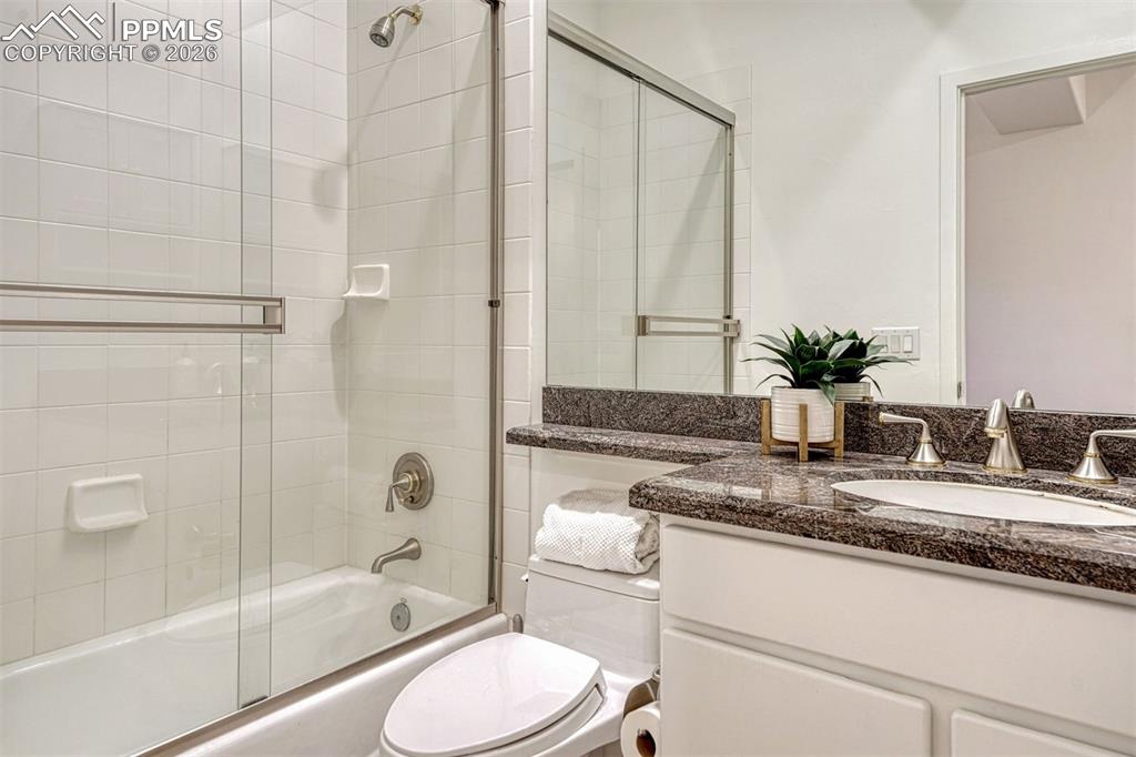 Image 33 of 47: Bathroom