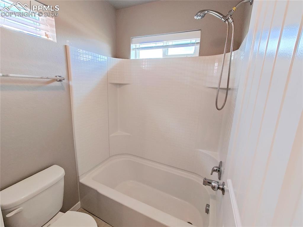 Image 18 of 25: Bathroom