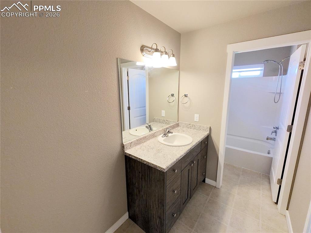 Image 19 of 25: Bathroom