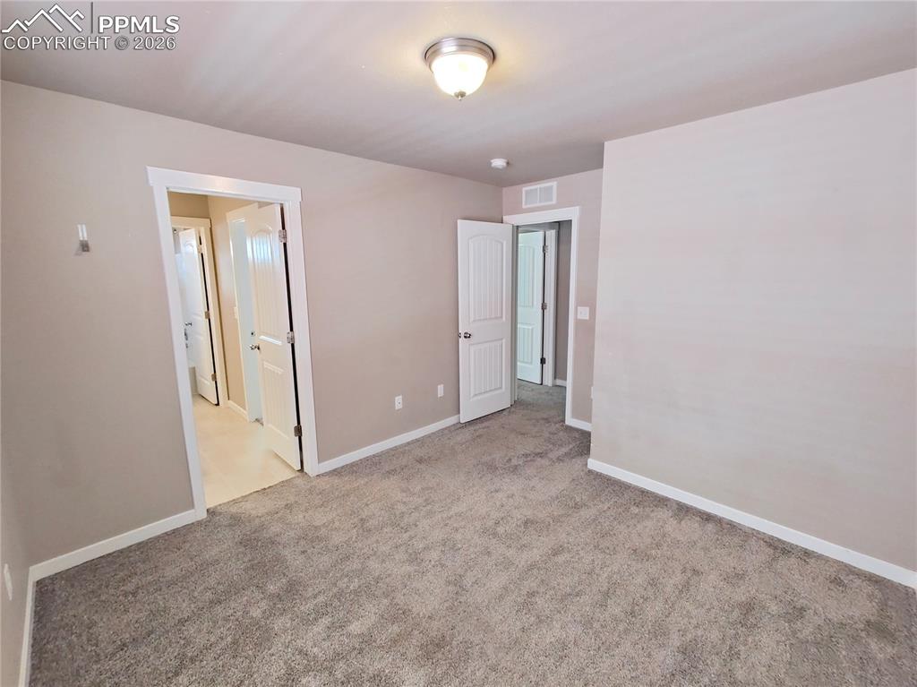 Image 21 of 25: Bedroom