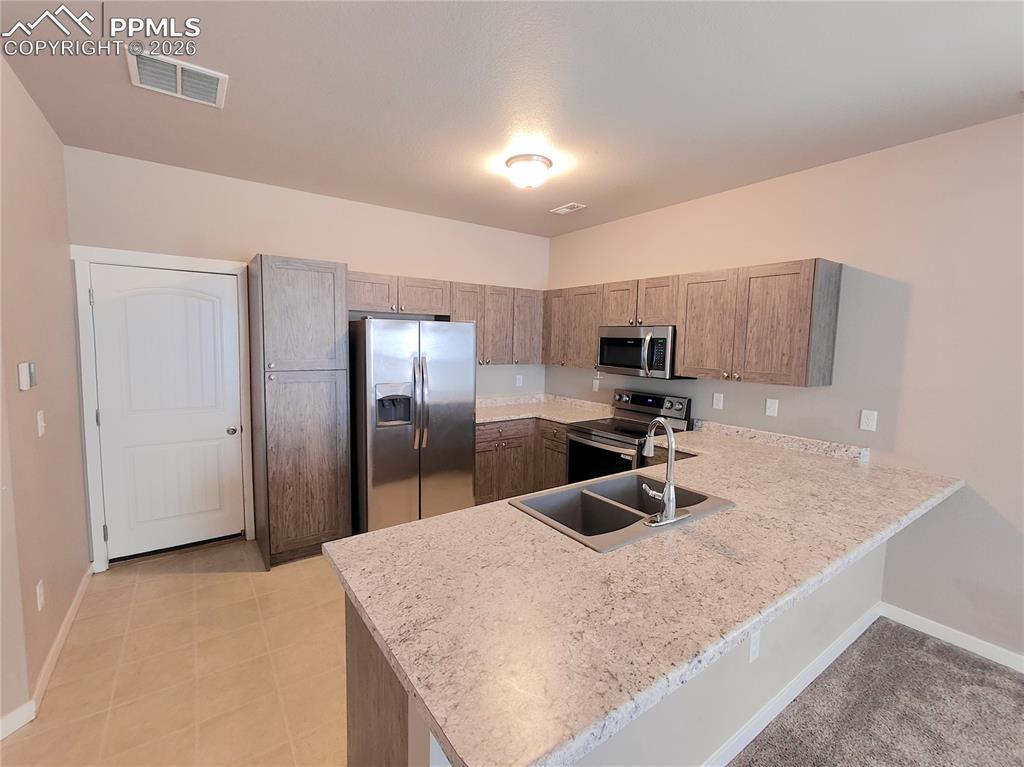 Image 4 of 25: Kitchen