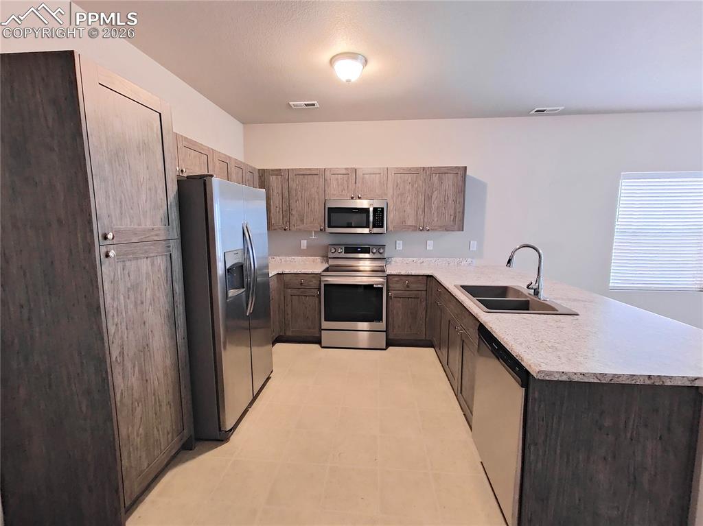 Image 5 of 25: Kitchen