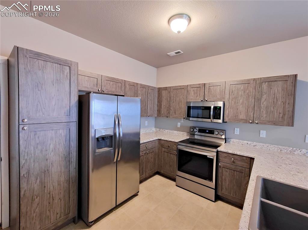 Image 6 of 25: Kitchen