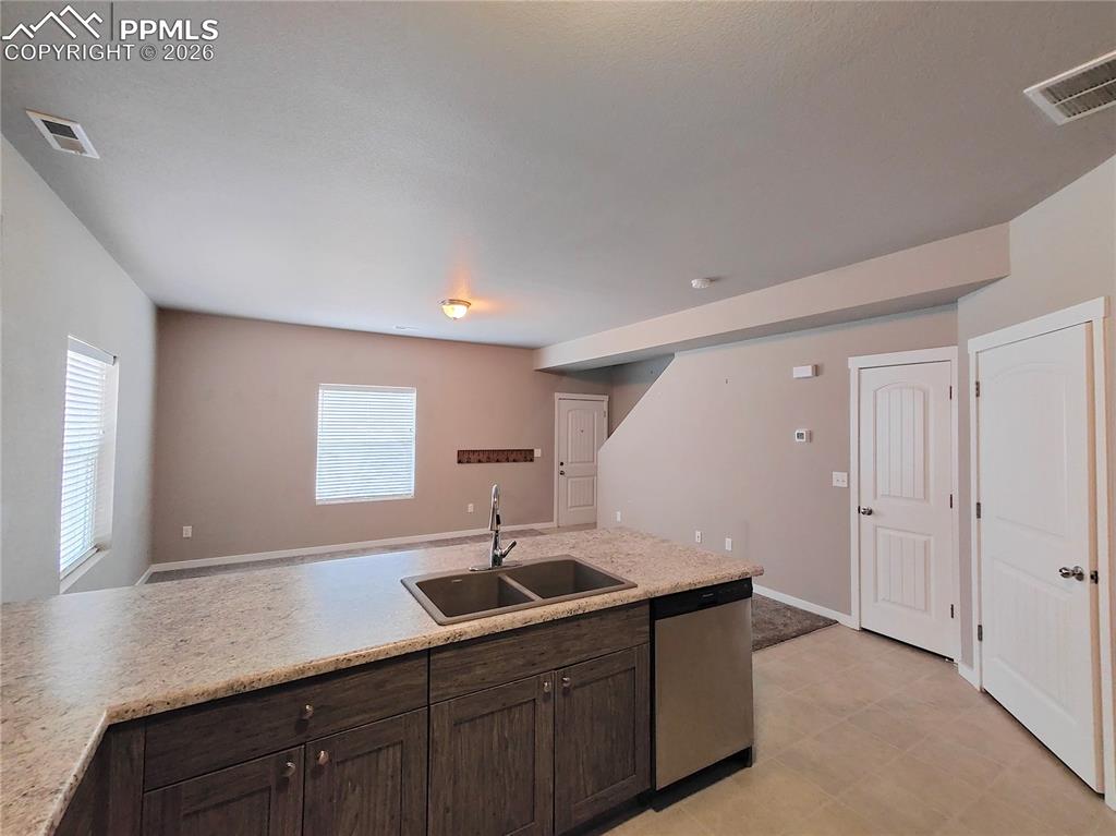 Image 7 of 25: Kitchen