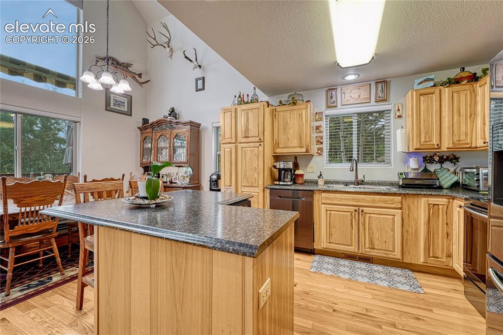 Image 10 of 41: Kitchen