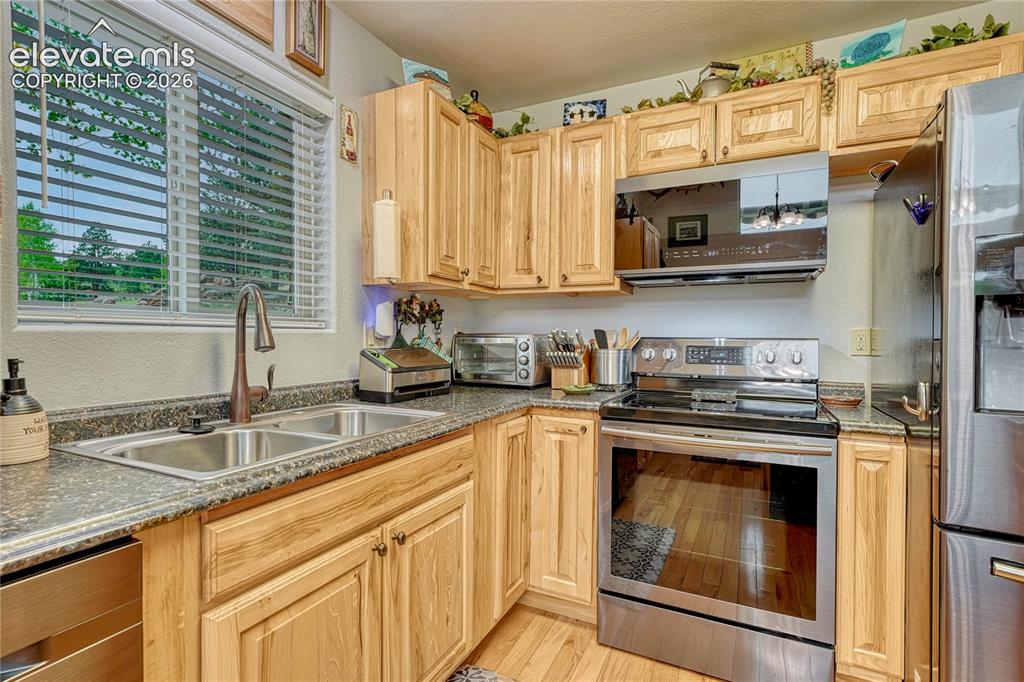 Image 11 of 41: Kitchen
