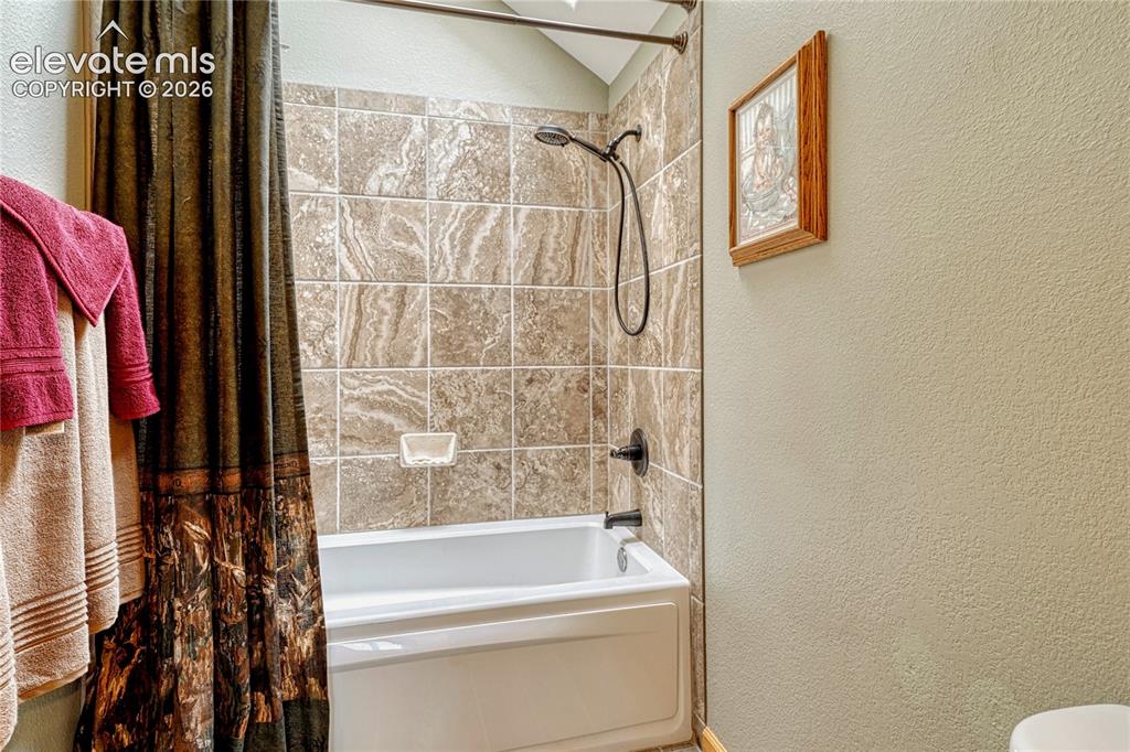 Image 29 of 41: Bathroom