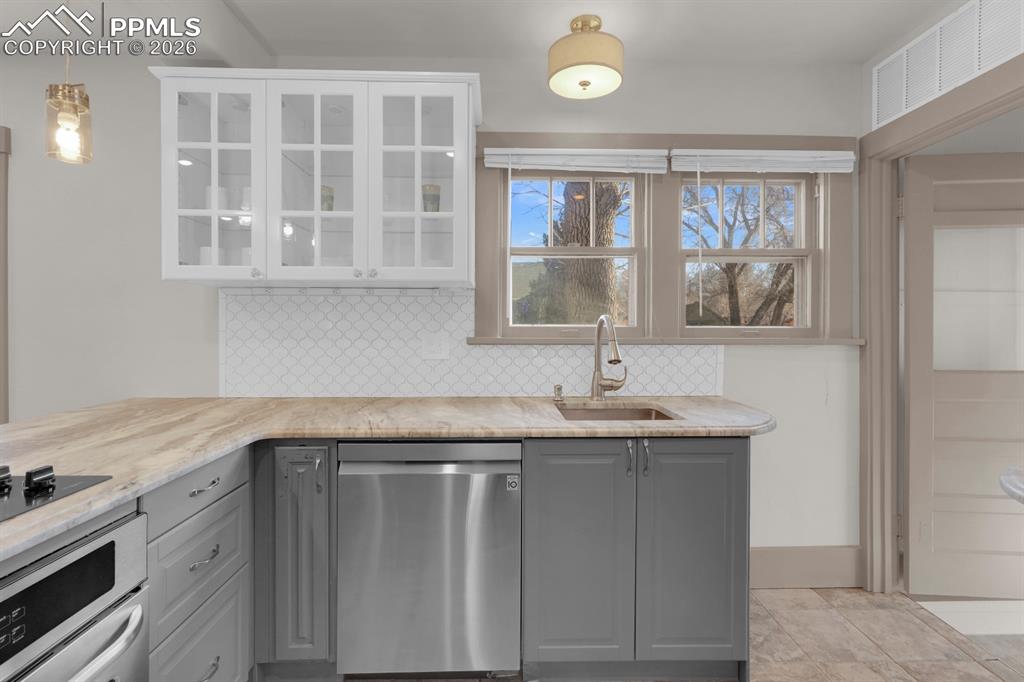 Image 10 of 39: Great backsplash & cabinets