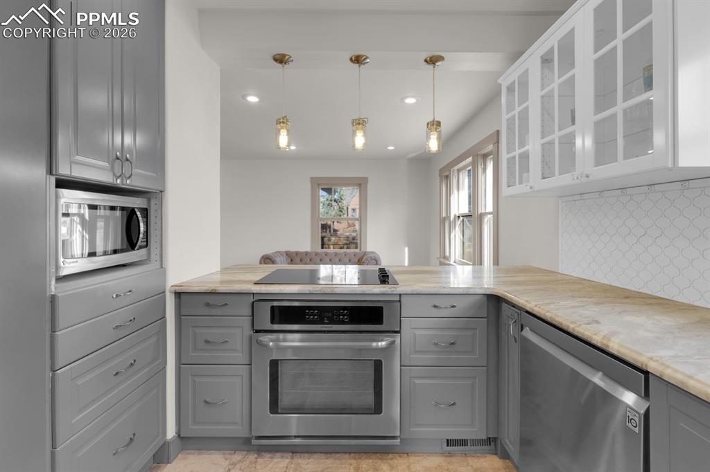 Image 11 of 39: Stainless steel appliances