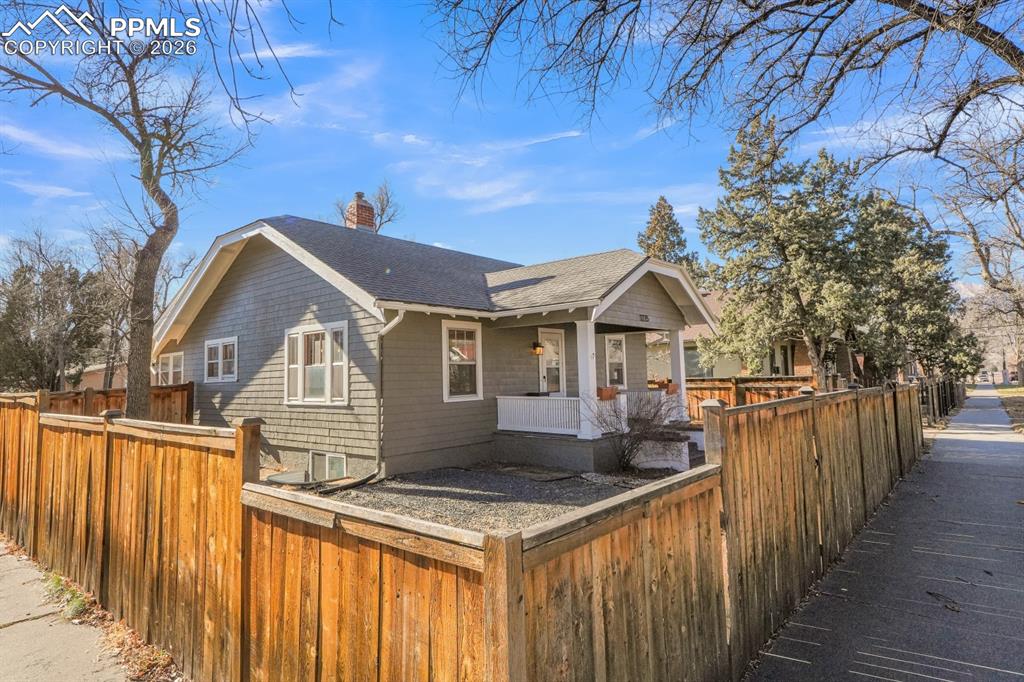 Image 6 of 39: Front yard