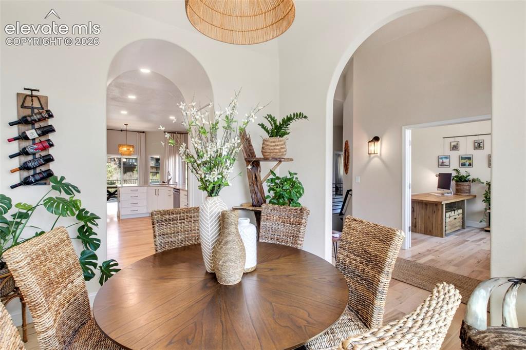 Image 13 of 50: Dining Area