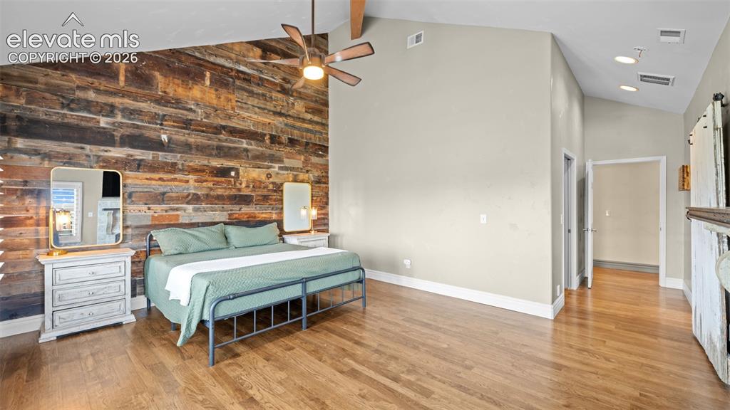 Image 18 of 49: Bedroom