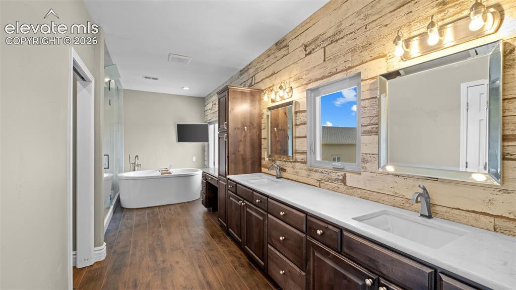 Image 19 of 49: Bathroom