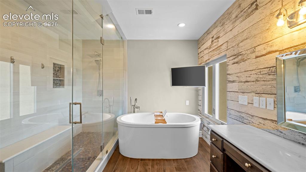 Image 20 of 49: Bathroom
