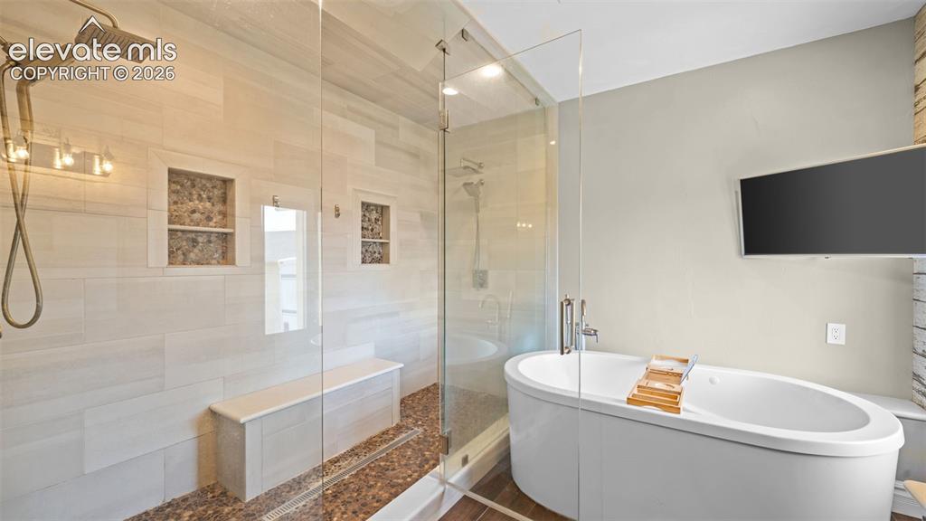 Image 22 of 49: Bathroom