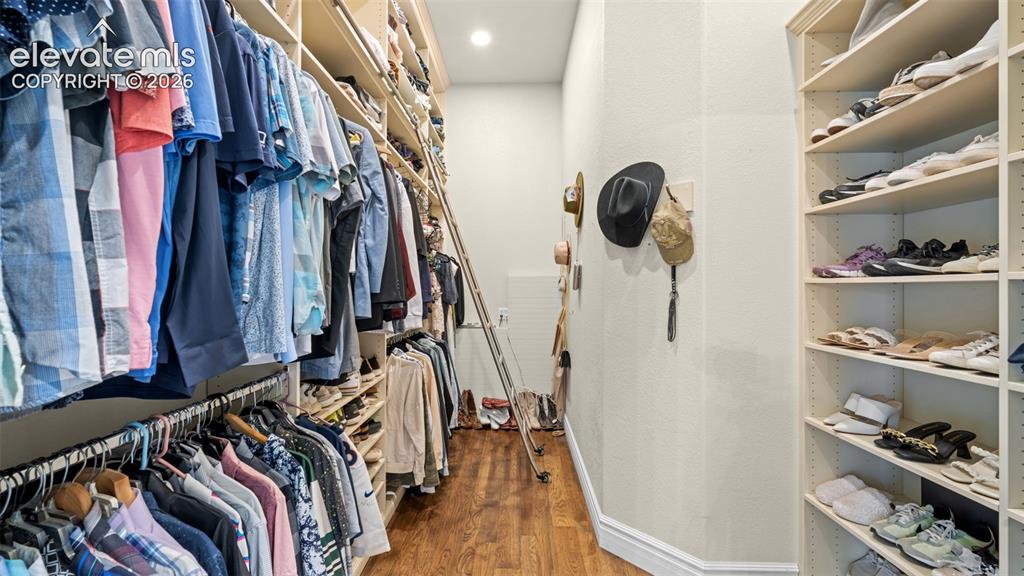 Image 23 of 49: Closet
