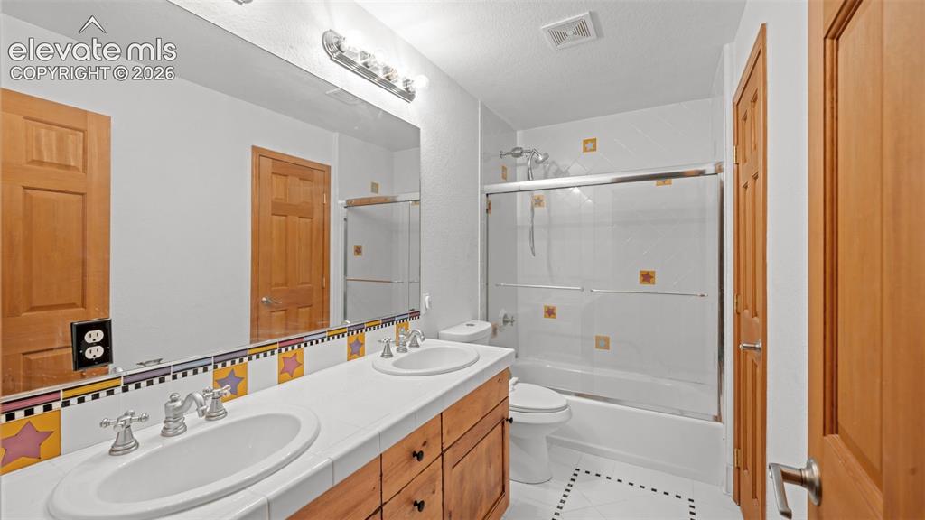 Image 39 of 49: Bathroom