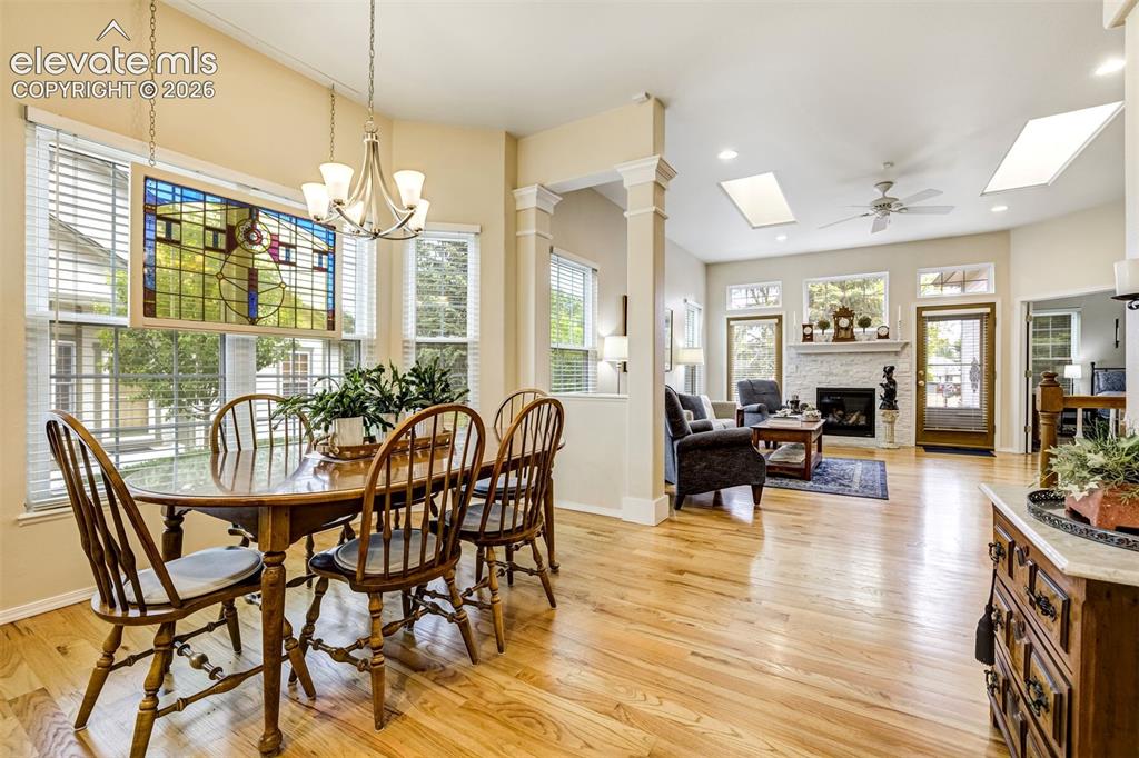Image 10 of 50: Dining Area