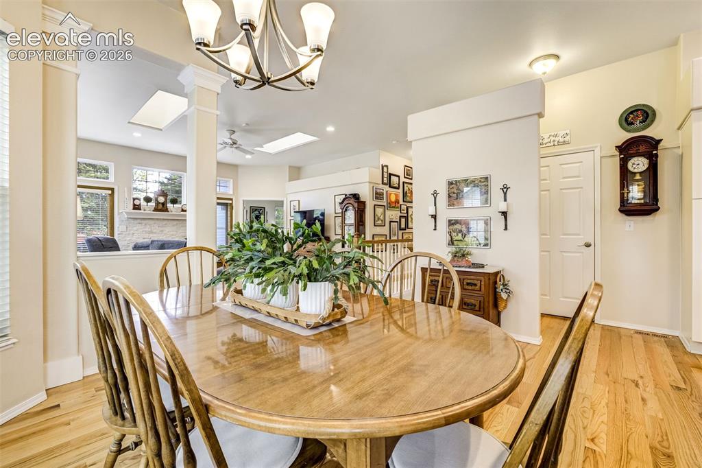 Image 11 of 50: Dining Area
