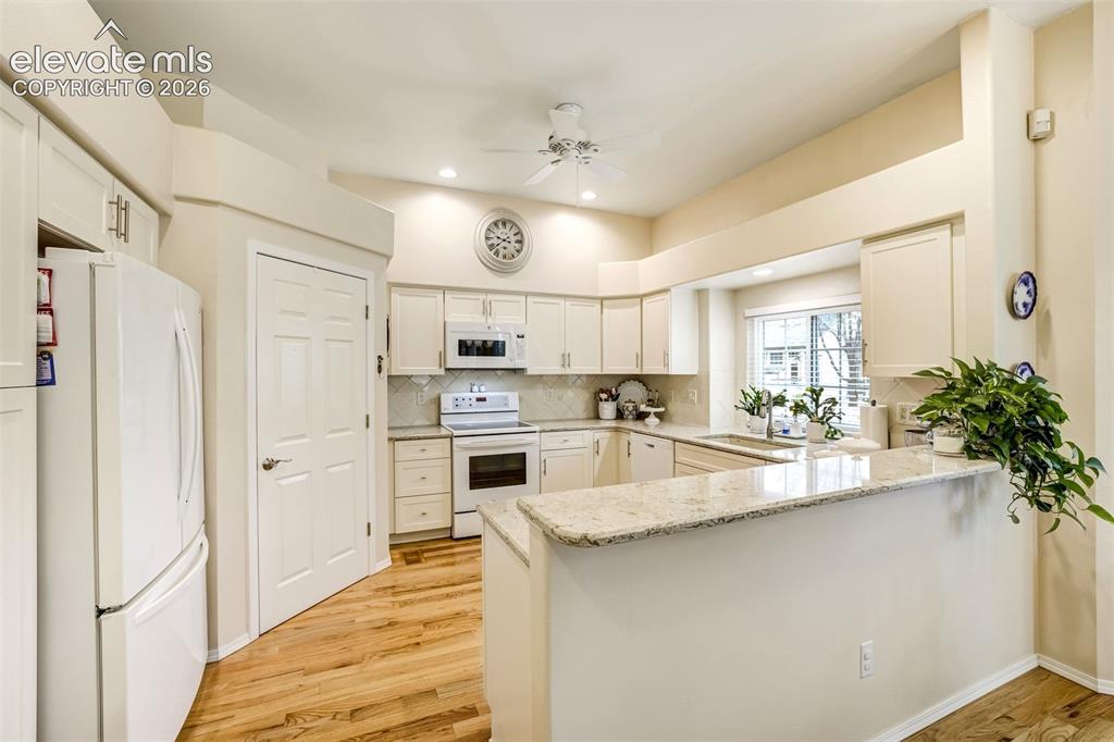 Image 12 of 50: Kitchen