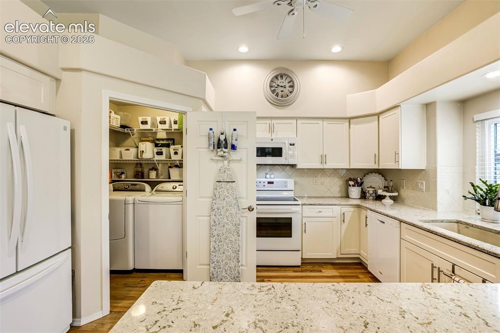 Image 13 of 50: Kitchen