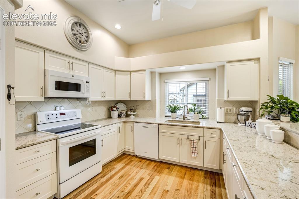 Image 14 of 50: Kitchen