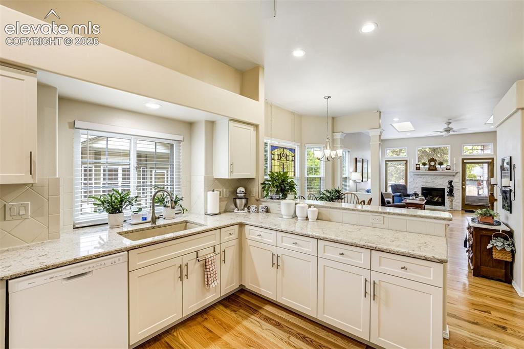 Image 15 of 50: Kitchen