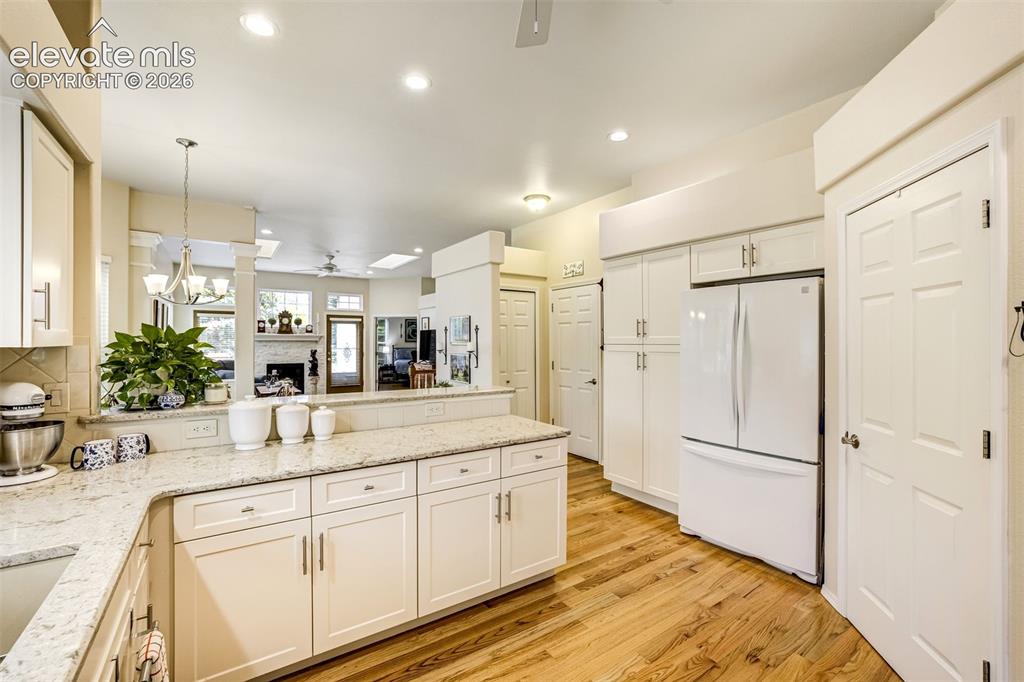 Image 16 of 50: Kitchen