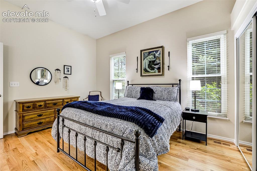 Image 19 of 50: Bedroom