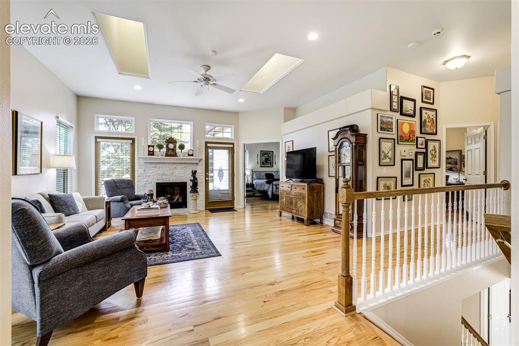 Image 8 of 50: Living Room