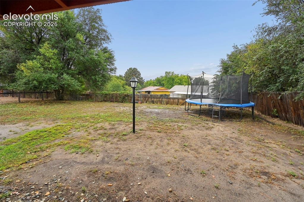 Image 21 of 22: Yard