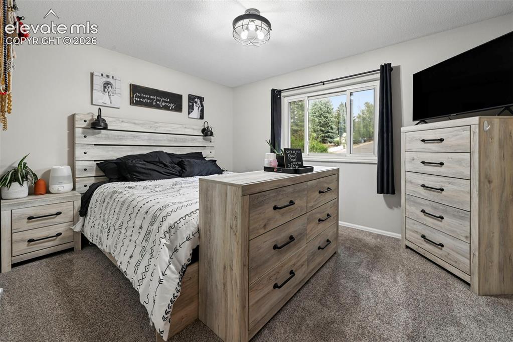 Image 7 of 22: Bedroom