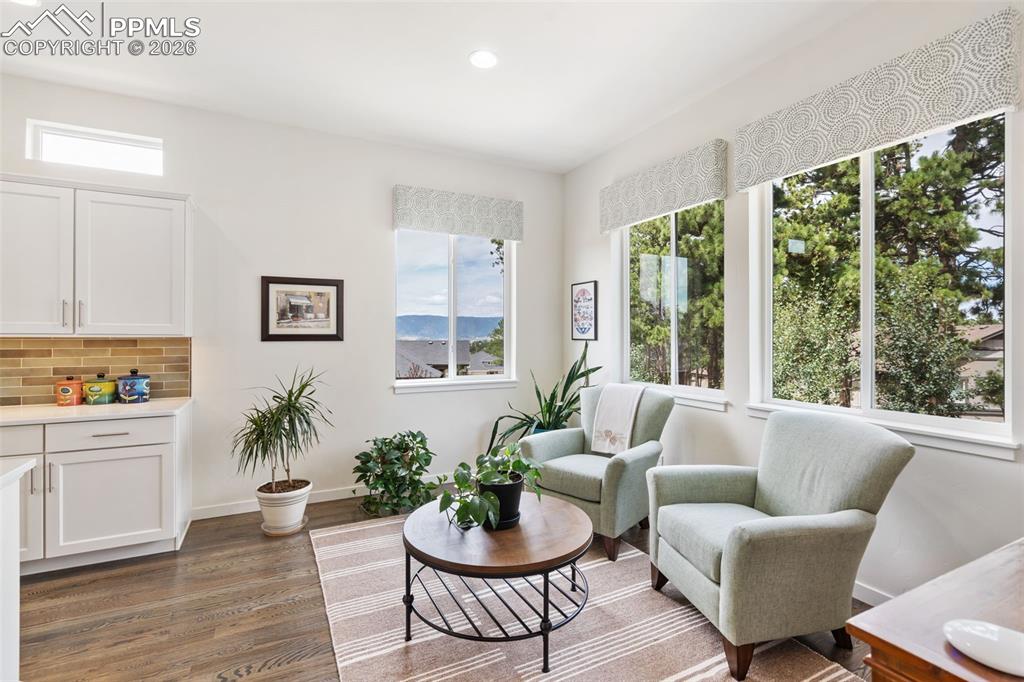 Image 13 of 48: Dining Area