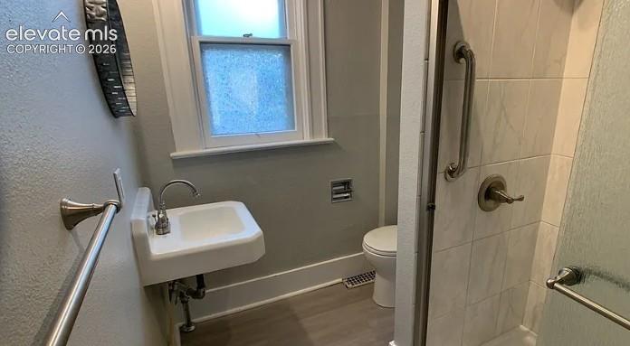 Image 8 of 8: Bathroom