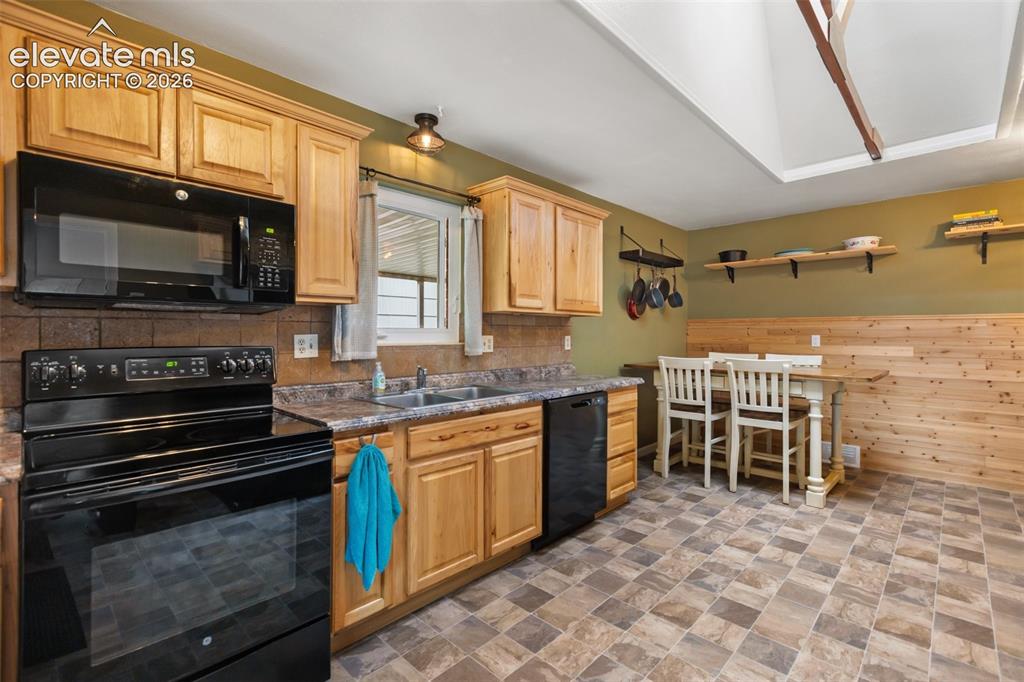 Image 11 of 36: Kitchen
