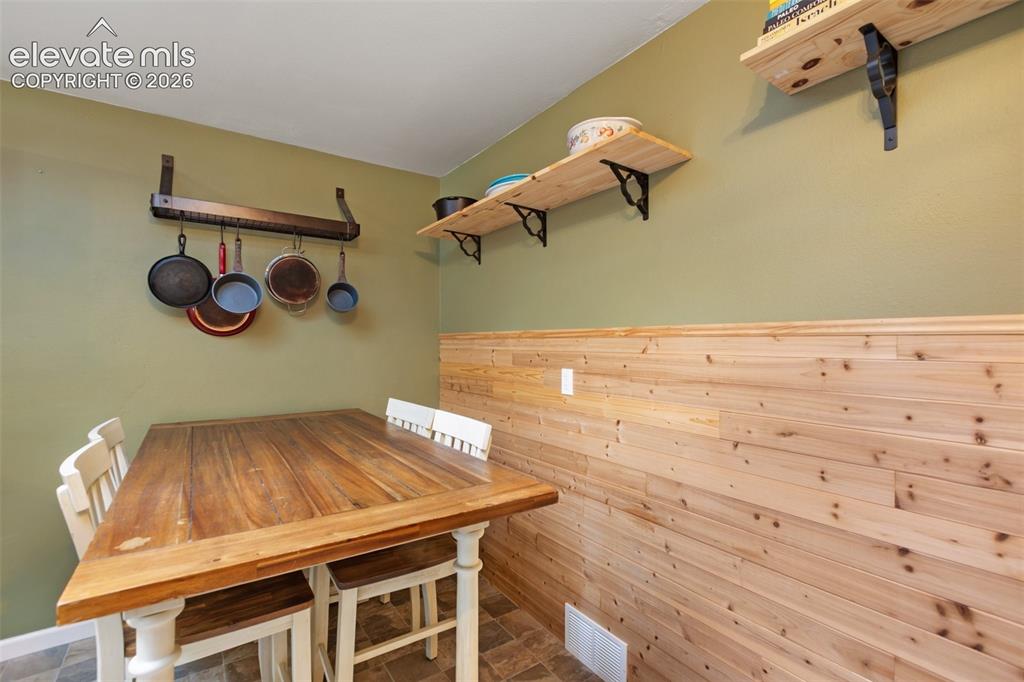 Image 12 of 36: Kitchen dining